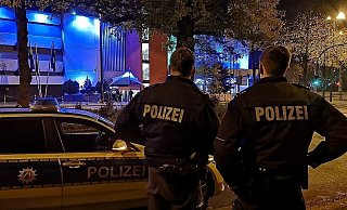 Die Polizei Herford musste nachts zu einem Einsatz an einer Disko ausrücken. - Polizei Herford Die Polizei Herford musste nachts zu einem Einsatz an einer Disko ausrücken. - Polizei Herford