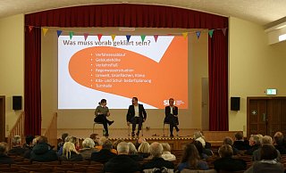 Bei der Fragrunde: Elverdissens SPD-Vorsitzende Elisa Krauch (v.l.), Patrick Puls, Beigeordneter für Bildung, Jugend und Sozialeund sowie Peter Maria Böhm, Beigeordneter für Bauen und Ordnung. - Jobst Lüdeking Bei der Fragrunde: Elverdissens SPD-Vorsitzende Elisa Krauch (v.l.), Patrick Puls, Beigeordneter für Bildung, Jugend und Sozialeund sowie Peter Maria Böhm, Beigeordneter für Bauen und Ordnung. - Jobst Lüdeking