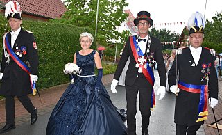 Das Königspaar Stefan und Carmen Fingerhut regierte bereits vor 25 Jahren in Bad Wünnenberg. - Brigitta Wieskotten Das Königspaar Stefan und Carmen Fingerhut regierte bereits vor 25 Jahren in Bad Wünnenberg. - Brigitta Wieskotten