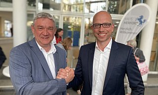 Faierer Verlierer: Der unterlegene CDU-Kandidat Christian Bobka (l.) gratuliert Christian Obrok. Foto: Felix Eisele - Felix Eisele Faierer Verlierer: Der unterlegene CDU-Kandidat Christian Bobka (l.) gratuliert Christian Obrok. Foto: Felix Eisele - Felix Eisele