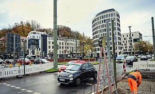Nach Abschluss der ersten Bauphase kann der Verkehr in der Vorweihnachtszeit jetzt wieder ungehindert über den Adenauerplatz rollen. - Barbara Franke Nach Abschluss der ersten Bauphase kann der Verkehr in der Vorweihnachtszeit jetzt wieder ungehindert über den Adenauerplatz rollen. - Barbara Franke