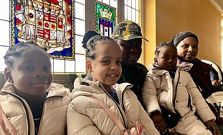 Pamela Abbe (2.v.l.) wartet mit ihrer Familie auf den Beginn der Verhandlung: Links Schwester Success (6), rechts Vater Niki, Natasha (3) und die neue Lebensgefährtin des Vaters, Esther Oguraise. - Jens Reichenbach Pamela Abbe (2.v.l.) wartet mit ihrer Familie auf den Beginn der Verhandlung: Links Schwester Success (6), rechts Vater Niki, Natasha (3) und die neue Lebensgefährtin des Vaters, Esther Oguraise. - Jens Reichenbach