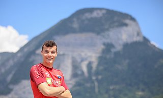 SCP-Keeper Arne Schulz genießt am Mannschaftshotel in Bad Häring die Aussicht auf die Tiroler Berge. - Oliver Krato SCP-Keeper Arne Schulz genießt am Mannschaftshotel in Bad Häring die Aussicht auf die Tiroler Berge. - Oliver Krato