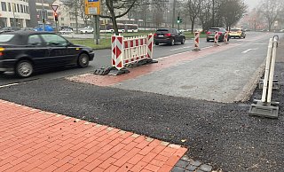 Am Adenauerplatz mündet der bereits augebaute Radweg auf dem alten, rot markierten Radfahrstreifen. Das führe zu gefährlichen Situationen, finden viele Radler. Ab 13. Februar wird dort weitergebaut. - Michael Schläger Am Adenauerplatz mündet der bereits augebaute Radweg auf dem alten, rot markierten Radfahrstreifen. Das führe zu gefährlichen Situationen, finden viele Radler. Ab 13. Februar wird dort weitergebaut. - Michael Schläger