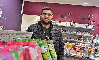 Ahmad Ibrahim hat aus seinem "Hanson Donuts"-Shop an der Bahnhofstraße 4 kurzerhand einen Spätkauf gemacht. - Peter Heidbrink Ahmad Ibrahim hat aus seinem "Hanson Donuts"-Shop an der Bahnhofstraße 4 kurzerhand einen Spätkauf gemacht. - Peter Heidbrink