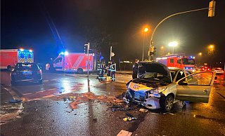 Beide Fahrzeuge mussten nach dem Unfall in Gütersloh abgeschleppt werden. - Thorsten Heß Beide Fahrzeuge mussten nach dem Unfall in Gütersloh abgeschleppt werden. - Thorsten Heß