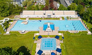 Das Wiesenbad, das größte Freibad in Bielefeld, öffnet am 1. Mai seine Tore. Dann werden die hier noch verwaisten Liegewiesen wieder gut gefüllt sein. - Bielefelder Bäder Das Wiesenbad, das größte Freibad in Bielefeld, öffnet am 1. Mai seine Tore. Dann werden die hier noch verwaisten Liegewiesen wieder gut gefüllt sein. - Bielefelder Bäder