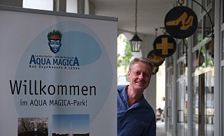 Michael Scholz vor dem neuen Büro der Aqua-Magica-Gesellschaft in den Kolonnaden des ehemaligen Nobelhotels Königshof. - Ulf Hanke Michael Scholz vor dem neuen Büro der Aqua-Magica-Gesellschaft in den Kolonnaden des ehemaligen Nobelhotels Königshof. - Ulf Hanke