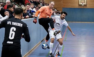 Theesens Keeper Florian Ernst im Duell mit Jöllenbecks Sercan Erülkeroglu (r.). Kalo Önen (Nr. 6) schaut sich die Szene an. - Peter Unger Theesens Keeper Florian Ernst im Duell mit Jöllenbecks Sercan Erülkeroglu (r.). Kalo Önen (Nr. 6) schaut sich die Szene an. - Peter Unger