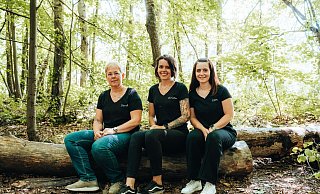 Sarah Scheele (v. l.), Christin Scheele und Elena Rüther und das Team sind für den Verein "...für volle Näpfe" zuständig. - Christopher Figge Sarah Scheele (v. l.), Christin Scheele und Elena Rüther und das Team sind für den Verein "...für volle Näpfe" zuständig. - Christopher Figge