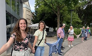 Hannah Böwer setzt gemeinsam mit ihrer Mutter in der Menschenkette ein Zeichen für Demokratie. - Julia Spiekerkötter Hannah Böwer setzt gemeinsam mit ihrer Mutter in der Menschenkette ein Zeichen für Demokratie. - Julia Spiekerkötter