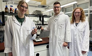 Kerstin Elsinghorst (v.l.), Nicolai Diethold und Julia Weimann stehen in einem Chemie-Forschungslabor der Uni Bielefeld. - Janina Pietruschka Kerstin Elsinghorst (v.l.), Nicolai Diethold und Julia Weimann stehen in einem Chemie-Forschungslabor der Uni Bielefeld. - Janina Pietruschka