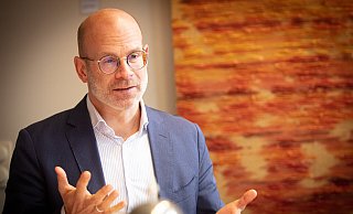 "Wir prüfen zurzeit mit einzelnen Trägern und mit unseren Ämtern, wie wir Zugewanderte noch besser integrieren können, sowohl in der Pflege als auch in der Erziehung", berichtet Sozialdezernet Info Nürnberger. - Mike-Dennis Müller / www.mdm.photo "Wir prüfen zurzeit mit einzelnen Trägern und mit unseren Ämtern, wie wir Zugewanderte noch besser integrieren können, sowohl in der Pflege als auch in der Erziehung", berichtet Sozialdezernet Info Nürnberger. - Mike-Dennis Müller / www.mdm.photo