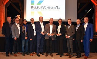 Dieter Böddeker (v. l.), Reimund Günter, Pianist Aeham Ahmad, Christian Carl, Bernhard Hoppe-Biermeyer, Eckhard Uhlenberg, Ina Brandes, Daniel Sieveke, Christoph Rüther und Peter Gödde bei der Feierstunde in der Kulturscheune. - Brigitta Wieskotten Dieter Böddeker (v. l.), Reimund Günter, Pianist Aeham Ahmad, Christian Carl, Bernhard Hoppe-Biermeyer, Eckhard Uhlenberg, Ina Brandes, Daniel Sieveke, Christoph Rüther und Peter Gödde bei der Feierstunde in der Kulturscheune. - Brigitta Wieskotten