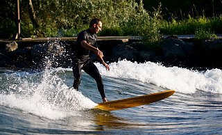 Surfer fahren auch weitere Strecken, um eine gute Fluss-Welle zu reiten. - Pixabay Surfer fahren auch weitere Strecken, um eine gute Fluss-Welle zu reiten. - Pixabay