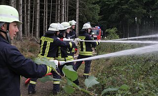 Die Wasserversorgung steht. Mit mehreren C-Rohren bekämpfen Einsatzkräfte der Hüllhorster Feuerwehr das vermeintliche Feuer im Wiehengebirge. - Klaus Frensing Die Wasserversorgung steht. Mit mehreren C-Rohren bekämpfen Einsatzkräfte der Hüllhorster Feuerwehr das vermeintliche Feuer im Wiehengebirge. - Klaus Frensing