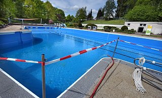 Das Wasser im Schwimmerbecken soll erst einmal drin bleiben, um das Gesamtsystem zu schützen. Die Wassermenge wird kontinuierlich kontrolliert. Doch dass hier einmal wieder Besucher schwimmen werden, ist so gut wie ausgeschlossen. - Barbara Franke Das Wasser im Schwimmerbecken soll erst einmal drin bleiben, um das Gesamtsystem zu schützen. Die Wassermenge wird kontinuierlich kontrolliert. Doch dass hier einmal wieder Besucher schwimmen werden, ist so gut wie ausgeschlossen. - Barbara Franke