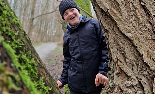 Der 14-jährige Felix fühlt sich in der Natur am wohlsten. "Er ist ein Draußenkind", sagt seine Mutter. - Björn Kenter Der 14-jährige Felix fühlt sich in der Natur am wohlsten. "Er ist ein Draußenkind", sagt seine Mutter. - Björn Kenter