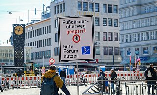 Dieses Schild verweist an den Tagen der oberirdischen Komplett-Sperrungen Fußgänger in Richtung Jahnplatz-Forum. Doch das ist nicht für jeden auch passierbar. - © Andreas Zobe Dieses Schild verweist an den Tagen der oberirdischen Komplett-Sperrungen Fußgänger in Richtung Jahnplatz-Forum. Doch das ist nicht für jeden auch passierbar. - © Andreas Zobe
