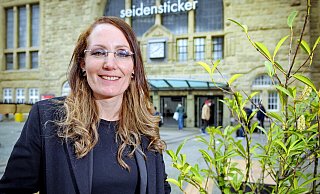 "Jeder Bahnhof hat Charme": Claudia Heck ist die neue Bahnhofsmanagerin in Bielefeld. Sie verspricht, sich zu kümmern, damit der Hauptbahnhof, dessen Fassade frisch saniert ist, ein gutes Erscheinungsbild abgibt. - Barbara Franke "Jeder Bahnhof hat Charme": Claudia Heck ist die neue Bahnhofsmanagerin in Bielefeld. Sie verspricht, sich zu kümmern, damit der Hauptbahnhof, dessen Fassade frisch saniert ist, ein gutes Erscheinungsbild abgibt. - Barbara Franke