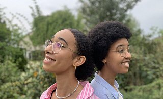 Mal schauen, wie's jetzt weitergeht: Eliane (17, l.) und ihre Schwester Delia (24). - Ivonne Michel Mal schauen, wie's jetzt weitergeht: Eliane (17, l.) und ihre Schwester Delia (24). - Ivonne Michel