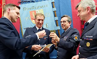 Ralf Husemann (Mitte) wurde als Stadtjugendfeuerwehrwart entlassen und wechselt in die Ehrenabteilung. Die neuen Dienstgradabzeichen überreichten (v. l.) Ludger Schmidt, Hubertus Henning und Robert Siemensmeyer. - Ralph Meyer Ralf Husemann (Mitte) wurde als Stadtjugendfeuerwehrwart entlassen und wechselt in die Ehrenabteilung. Die neuen Dienstgradabzeichen überreichten (v. l.) Ludger Schmidt, Hubertus Henning und Robert Siemensmeyer. - Ralph Meyer