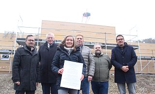 Stadt, Investor, Baufirma und Trägervertreter freuen sich über den Richtkranz auf dem Dach der neuen Kita Im Flor.Foto: Burkhard Battran - Burkhard Battran Stadt, Investor, Baufirma und Trägervertreter freuen sich über den Richtkranz auf dem Dach der neuen Kita Im Flor.Foto: Burkhard Battran - Burkhard Battran