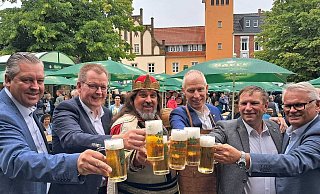 Das Lübbecker Bierbrunnenfest zieht traditionell zahlreiche Menschen an. - Joern Spreen-Ledebur Das Lübbecker Bierbrunnenfest zieht traditionell zahlreiche Menschen an. - Joern Spreen-Ledebur