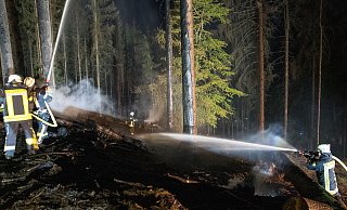 350 Brandbekämpfer waren am 25. April 2020 im Teuto zwischen Ascheloh und Peter aufm Berge im Einsatz. - Christian Mathiesen 350 Brandbekämpfer waren am 25. April 2020 im Teuto zwischen Ascheloh und Peter aufm Berge im Einsatz. - Christian Mathiesen
