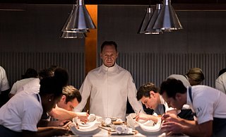 Ralph Fiennes (Mitte) als Chef Slowik in einer Szene des Films "The Menu". - (c) 20th Century Studios Ralph Fiennes (Mitte) als Chef Slowik in einer Szene des Films "The Menu". - (c) 20th Century Studios