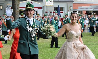 Das neue Königspaar Niko Schäfers und Nadine Piepenbrock führtdie Parade auf dem Festplatz an. - Moritz Jülich Das neue Königspaar Niko Schäfers und Nadine Piepenbrock führtdie Parade auf dem Festplatz an. - Moritz Jülich