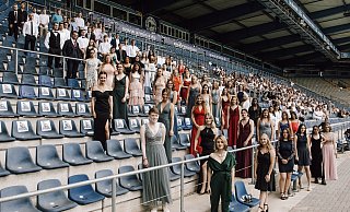 Die Abiturienten der Europaschule stellten sich zum Gruppenfoto in der Schüco-Arena auf. - Finn Lehrke Die Abiturienten der Europaschule stellten sich zum Gruppenfoto in der Schüco-Arena auf. - Finn Lehrke