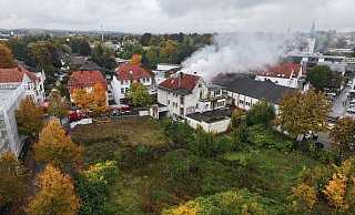 Die überwucherte Freifläche direkt neben Haus Nummer 41 an der Bahnhofstraße gerät seit dem Brand in der vergangenen Woche wieder in den Fokus. - Gerald Dunkel Die überwucherte Freifläche direkt neben Haus Nummer 41 an der Bahnhofstraße gerät seit dem Brand in der vergangenen Woche wieder in den Fokus. - Gerald Dunkel