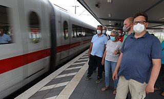 Wie bestellt saust ein Schnellzug an Stefan Schwartze (v. r.), Jan Thies, Angela Lück, und Christian Dahm vorbei, die am Bad Oeynhausener Bahnhof über die Pläne der Bahn für eine ICE-Neubaustrecke diskutierten - Jörg Stuke Wie bestellt saust ein Schnellzug an Stefan Schwartze (v. r.), Jan Thies, Angela Lück, und Christian Dahm vorbei, die am Bad Oeynhausener Bahnhof über die Pläne der Bahn für eine ICE-Neubaustrecke diskutierten - Jörg Stuke