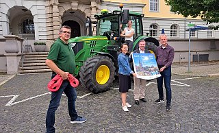 Landwirt Jens Müller (vorne v. l.), Bettina Harre, Tim Kähler, Hermann Dedert und Maxime Bethke (im Hintergrund) freuen sich auf den Land-Erlebnis-Tag am 3. September. - Matthias Reiprich Landwirt Jens Müller (vorne v. l.), Bettina Harre, Tim Kähler, Hermann Dedert und Maxime Bethke (im Hintergrund) freuen sich auf den Land-Erlebnis-Tag am 3. September. - Matthias Reiprich