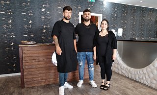 Arbeiten mit Herz und Hand, um ihre Kunden mit frischen Leckereien zu verwöhnen: Koch und Inhaber Sezer Gören (Mitte) mit Ehefrau Tugba und Bruder Mehmet, der als Bäcker für die beliebten "Künefe", die Süßspeisen, zuständig ist. - Gabriele Freimuth Arbeiten mit Herz und Hand, um ihre Kunden mit frischen Leckereien zu verwöhnen: Koch und Inhaber Sezer Gören (Mitte) mit Ehefrau Tugba und Bruder Mehmet, der als Bäcker für die beliebten "Künefe", die Süßspeisen, zuständig ist. - Gabriele Freimuth