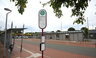 Am Stadtzentrum war Endstation der Fahrt, auf der es zu Ausschreitungen durch vier junge Männer gekommen sein soll. Am Busbahnhof sollen sie eines ihrer Opfer geschlagen und getreten haben. - igk Am Stadtzentrum war Endstation der Fahrt, auf der es zu Ausschreitungen durch vier junge Männer gekommen sein soll. Am Busbahnhof sollen sie eines ihrer Opfer geschlagen und getreten haben. - igk
