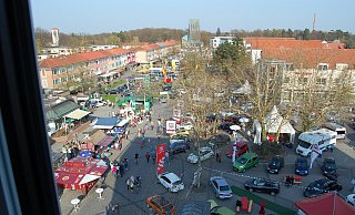 Das Stadtzentrum rund um die Breslauer Straße zwischen Bürgerhaus und Rathaus ist 2024 die zentrale Veranstaltungsmeile zum Stadtjubiläum. Das Foto ist 2010 vom Rathausdach aus entstanden und zeigt den Bereich der Breslauer Strße zwischen Thomaskirche und Rathaus. - Stadt Espelkamp Das Stadtzentrum rund um die Breslauer Straße zwischen Bürgerhaus und Rathaus ist 2024 die zentrale Veranstaltungsmeile zum Stadtjubiläum. Das Foto ist 2010 vom Rathausdach aus entstanden und zeigt den Bereich der Breslauer Strße zwischen Thomaskirche und Rathaus. - Stadt Espelkamp