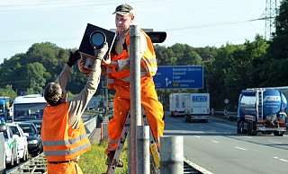 Der Autobahn-Blitzer am Bielefelder Berg ist weltberühmt. Jetzt muss dort ein defektes Teil ausgetauscht werden. - Christian Weische Der Autobahn-Blitzer am Bielefelder Berg ist weltberühmt. Jetzt muss dort ein defektes Teil ausgetauscht werden. - Christian Weische