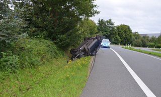 Das Auto überschlug sich und kam auf dem Grünstreifen zum Stehen. - Kreispolizeibehörde Herford Das Auto überschlug sich und kam auf dem Grünstreifen zum Stehen. - Kreispolizeibehörde Herford