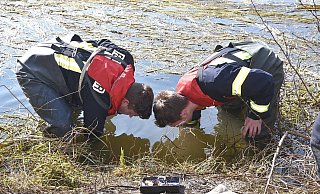 Die Feuerwehr hat am Sonntag Diebesgut aus dem See geholt. - Thomas Kube Die Feuerwehr hat am Sonntag Diebesgut aus dem See geholt. - Thomas Kube