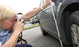 Eine Mitarbeiterin der Polizei ermittelt nach einem Fall von Fahrerflucht. - Patrick Menzel Eine Mitarbeiterin der Polizei ermittelt nach einem Fall von Fahrerflucht. - Patrick Menzel