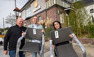 Hans und Tim Lünse spenden aus dem Fundus ihres Gartenmöbelcenters der Betreiberin der "Neuen Börse", Nasrin Haideri, 20 neue Stühle. - Oliver Krato Hans und Tim Lünse spenden aus dem Fundus ihres Gartenmöbelcenters der Betreiberin der "Neuen Börse", Nasrin Haideri, 20 neue Stühle. - Oliver Krato