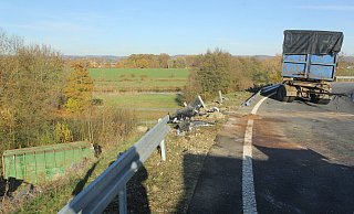 Ein Lastwagen hat auf der A30-Abfahrt Gohfeld zur B611 einen Container mit Schrott verloren. - Ulf Hanke Ein Lastwagen hat auf der A30-Abfahrt Gohfeld zur B611 einen Container mit Schrott verloren. - Ulf Hanke