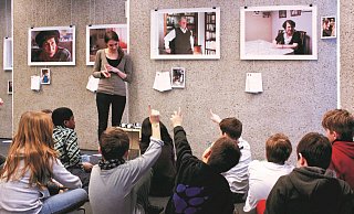Der Verein Zweitzeugen vermittelt jungen Menschen über Geschichten von Zeitzeugen das Leben vor, während und nach dem Holocaust. - Verein Zweitzeugen Der Verein Zweitzeugen vermittelt jungen Menschen über Geschichten von Zeitzeugen das Leben vor, während und nach dem Holocaust. - Verein Zweitzeugen