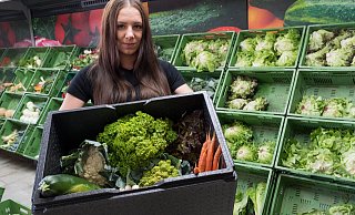 Ann-Christin Reinkensmeyer zeigt eine der Kühlboxen, in denen die Bestellungen ausgeliefert werden. - Ralf Bittner Ann-Christin Reinkensmeyer zeigt eine der Kühlboxen, in denen die Bestellungen ausgeliefert werden. - Ralf Bittner