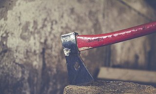 Mit einer Axt schlug der Steinhagener unter anderem auf eine Hauswand ein. - Symbolbild: Pixabay Mit einer Axt schlug der Steinhagener unter anderem auf eine Hauswand ein. - Symbolbild: Pixabay