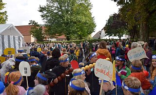 Das Dorf war beim großen Jubiläumsfest Anfang Oktober auf den Beinen, und es kamen viele Gäste nach Dörenhagen. - Anja Ebner Das Dorf war beim großen Jubiläumsfest Anfang Oktober auf den Beinen, und es kamen viele Gäste nach Dörenhagen. - Anja Ebner