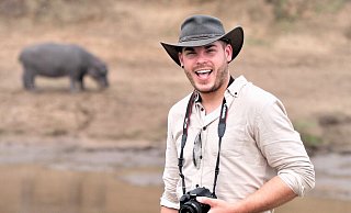 Markus Köchling ergatterte mit 15 eine Lehrstelle im Wuppertaler Zoo und schloss schließlich die Ausbildung als NRW-Jahrgangsbester ab. Später wechselte er zum Zoo Hannover. Jetzt ist er im Safariland. - Sabine Kubendorff Markus Köchling ergatterte mit 15 eine Lehrstelle im Wuppertaler Zoo und schloss schließlich die Ausbildung als NRW-Jahrgangsbester ab. Später wechselte er zum Zoo Hannover. Jetzt ist er im Safariland. - Sabine Kubendorff