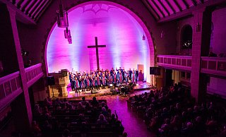 Nach fast drei Jahren gibt der Gospelchor Injoy wieder ein Konzert in der Eilshauser Kirche. Karten gab es nur für „Family and Friends“, also Freunde und Verwandte. Da Corona noch nicht überwunden ist, sollte so verhindert, dass sich zu viele Zuhörer in der Kirche drängen. - Ralf Bittner Nach fast drei Jahren gibt der Gospelchor Injoy wieder ein Konzert in der Eilshauser Kirche. Karten gab es nur für „Family and Friends“, also Freunde und Verwandte. Da Corona noch nicht überwunden ist, sollte so verhindert, dass sich zu viele Zuhörer in der Kirche drängen. - Ralf Bittner
